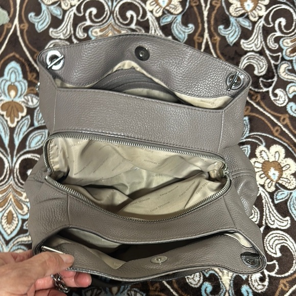 Michael Kors Jet Set Leather Shoulder Bag with Chain Straps - Picture 16 of 16